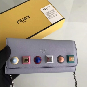 FENDI �ҵ� 0251 2017�¿��Ϸ�СţƤ�๦�ܳ���í��������б��� ��ɫ�ʶ�