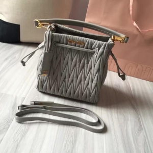 MiuMiu ������ƤС���ˮͰ�� ���ɰ� �����¿�Ů��