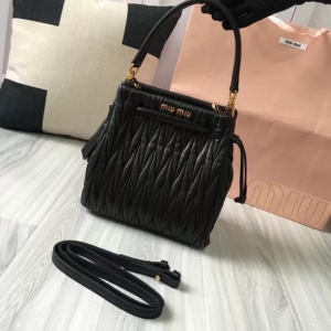 MiuMiu ������ƤС���ˮͰ�����ɰ� �����¿�Ů��