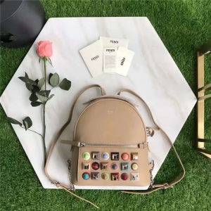 FENDI �ҵ�2017��Ʒ ����СţƤ ��ɫí���� ˫��� ��ɫ