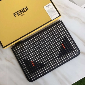 0341 FENDI �ҵ� ��ħ�۾� �� ����СţƤ�����ִ� ��������
