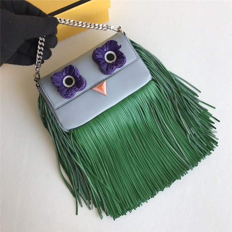 397 FENDI�ҵ� MICRO BAGUETTE �Źֱ���ͼ�� ����װ���ִ� ��ɫ