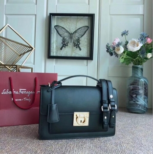 21G179 Ferragamo�Ƹ���Ľ ����ţƤ Gancio���� 20Ӣ�� Ƥ����� ��ɫ