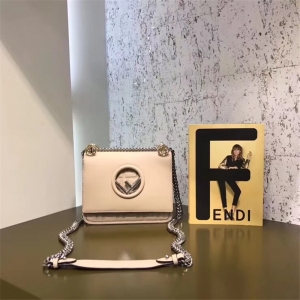 2818 FENDI�ҵ� KAN I�ִ� ţƤ����� ����˫F �ҵϰ��� ��ɫ
