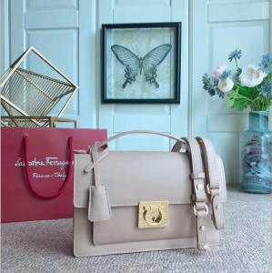 21G179 Ferragamo�Ƹ���Ľ ����ţƤ Gancio���� 20Ӣ�� Ƥ����� ��ɫ