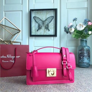 21G179 Ferragamo�Ƹ���Ľ ����ţƤ Gancio���� 20Ӣ�� Ƥ����� �Һ�ɫ