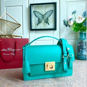 21G179 Ferragamo�Ƹ���Ľ ����ţƤ Gancio���� 20Ӣ�� Ƥ����� 