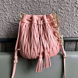 5BE014 MIUMIU���� ר���¿� BUCKET BAG ��Ƥ���� Ͱ�ΰ� ��ɫ