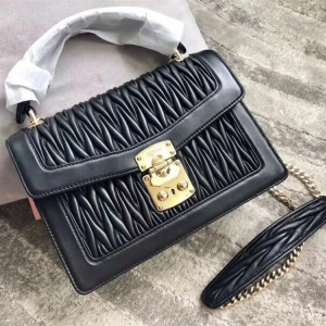 5BA094 MIUMIU���� ר���¿� �Ứѹ�� ������Ƥ�ִ� ��ɫ