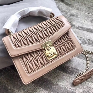 5BA094 MIUMIU���� ר���¿� �Ứѹ�� ������Ƥ�ִ� ��ɫ