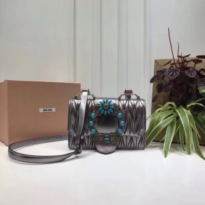 5BH609 MIUMIU���� ר���¿� ��ʯ�����껨 ��Ƥ�Ứ͹�� б��� ǹɫ