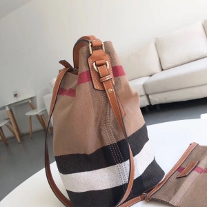Burberry���� �ͱ���ˮͰ�� ���˱��ִ� ��������ˮ���� ����ɫ�� �ش�