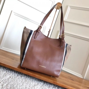 Burberry�ͱ��� The Canter�����ִ� House ���Ƶ�������� ��ɫ