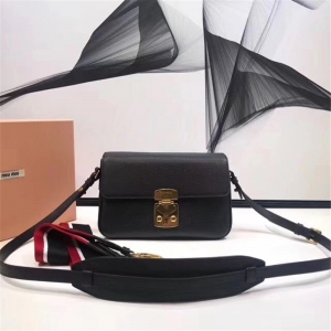 5BD113 MiuMiuŮ�� �����ִ� �������� ����ɽ��Ƥ��� ��ɫ