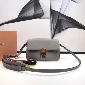 5BD113 MiuMiuŮ�� �����ִ� �������� ����ɽ��Ƥ��� ��ɫ