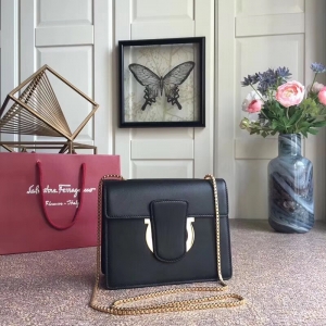 21F893 Ferragamo�ְ� �뻷��� �Ƹ���ĽŮ�� СţƤ �к� ���������� ��ɫ