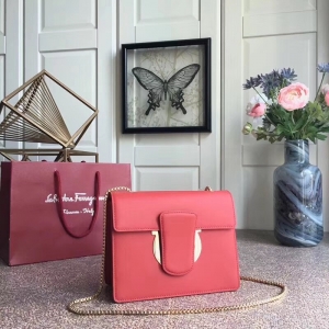 21F893 Ferragamo�ְ� �뻷��� �Ƹ���ĽŮ�� СţƤ �к� ���������� ��ɫ