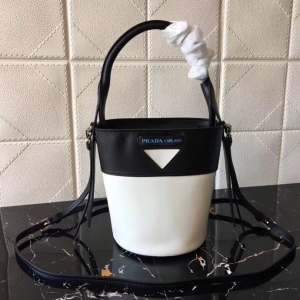 1BE015 Prada OuvertureŮ�� ��ţƤ ����������� PradaƤ��ˮͰ�� ��ƴ��
