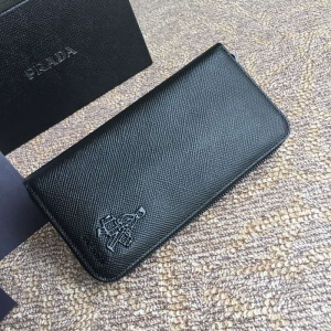 2ML317 Prada������ ��ʮ����ţƤ �´��в�ͯ�ְ� Prada����Ǯ�� ��ɫ