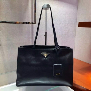 1BG122 PradaŮ�� �������ִ� ���ǻձ� ˤ��ţƤ�ִ� Prada��� ��ɫ