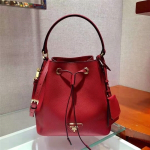 1BE032 Prada������ Ůʿ���е���� ��ʮ����ţƤ Prada����б��ˮͰ�� ��ɫ