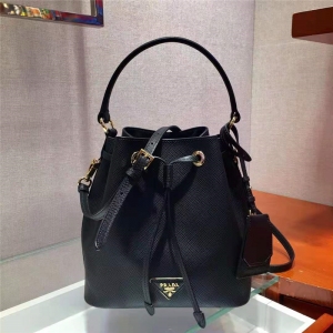 1BE032 Prada������ Ůʿ���е���� ��ʮ����ţƤ Prada����б��ˮͰ�� ��ɫ