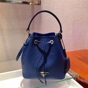 1BE032 Prada������ Ůʿ���е���� ��ʮ����ţƤ Prada����б��ˮͰ�� ����ɫ