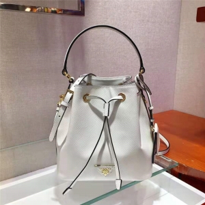 1BE032 Prada������ Ůʿ���е���� ��ʮ����ţƤ Prada����б��ˮͰ�� ��ɫ