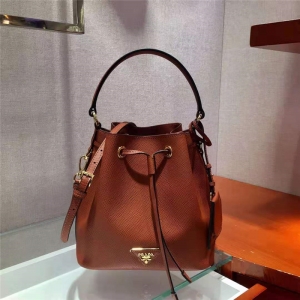 1BE032 Prada������ Ůʿ���е���� ��ʮ����ţƤ Prada����б��ˮͰ�� ש��ɫ