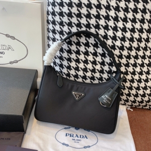 1NE515 Prada Re-Edition 2000 ���������ִ� ��������°� ��ɫ