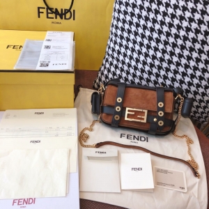 8BR778 FENDI�ҵ� ��ɫ��ƤС�ź�ɫƤ��������� Fendi������