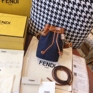 8BS010 Fendi ��ɫţ�в������ִ� FendiŮ�� �ҵ�����ˮͰ�� ��ɫ